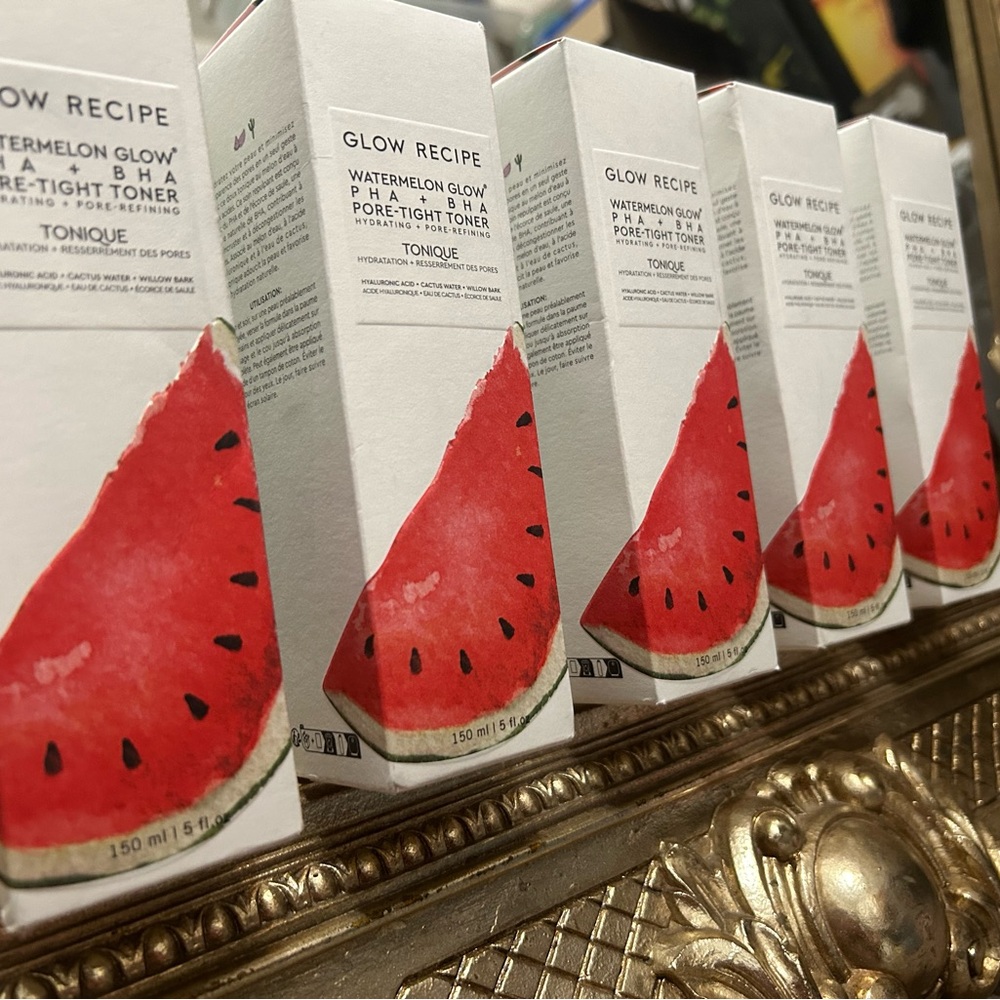 Glow Recipe Watermelon Glow PHA + BHA Pore-Tight Toner — red & white
